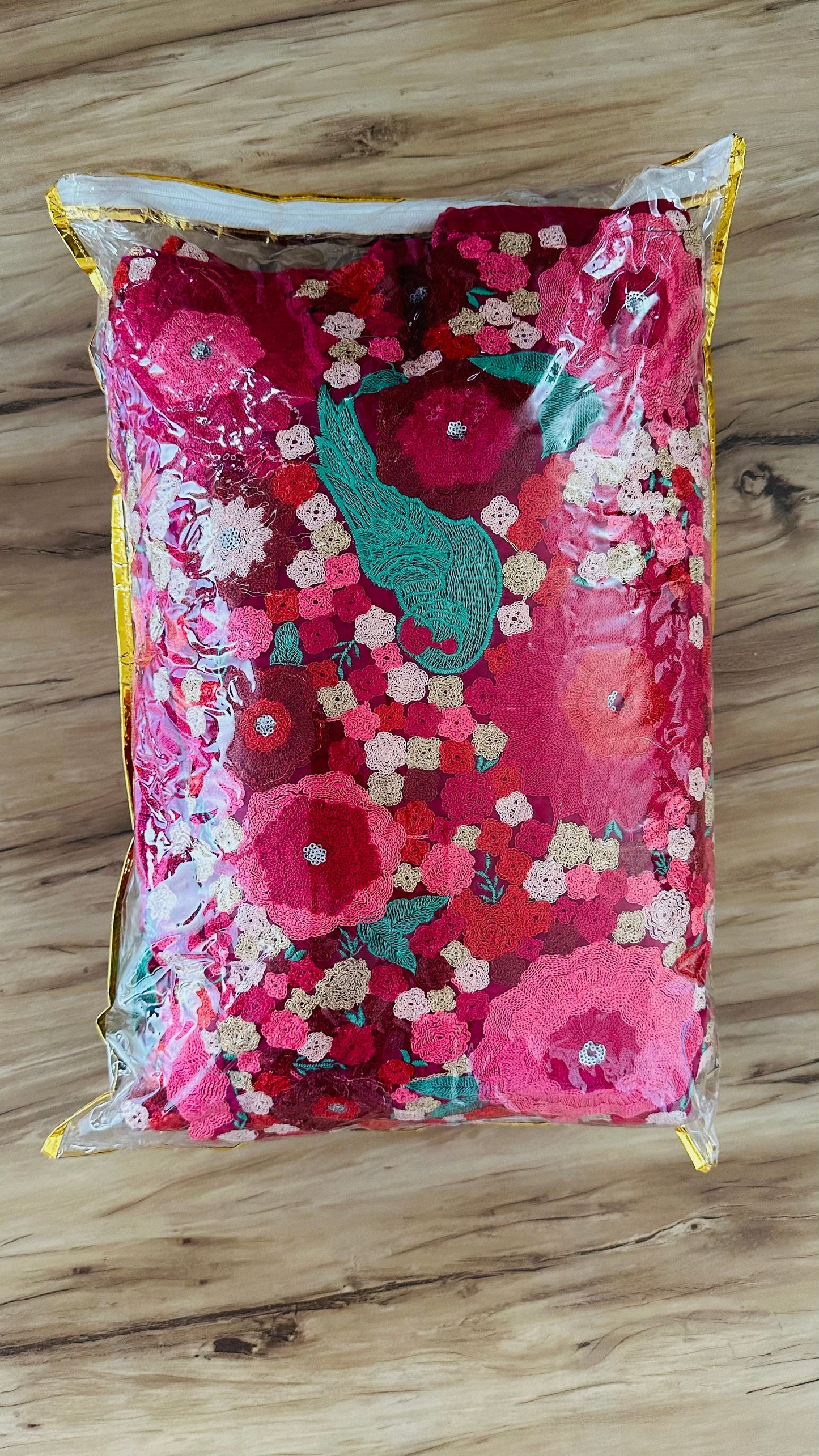 Tapeta Velvet Chainstich Lehengha Choli