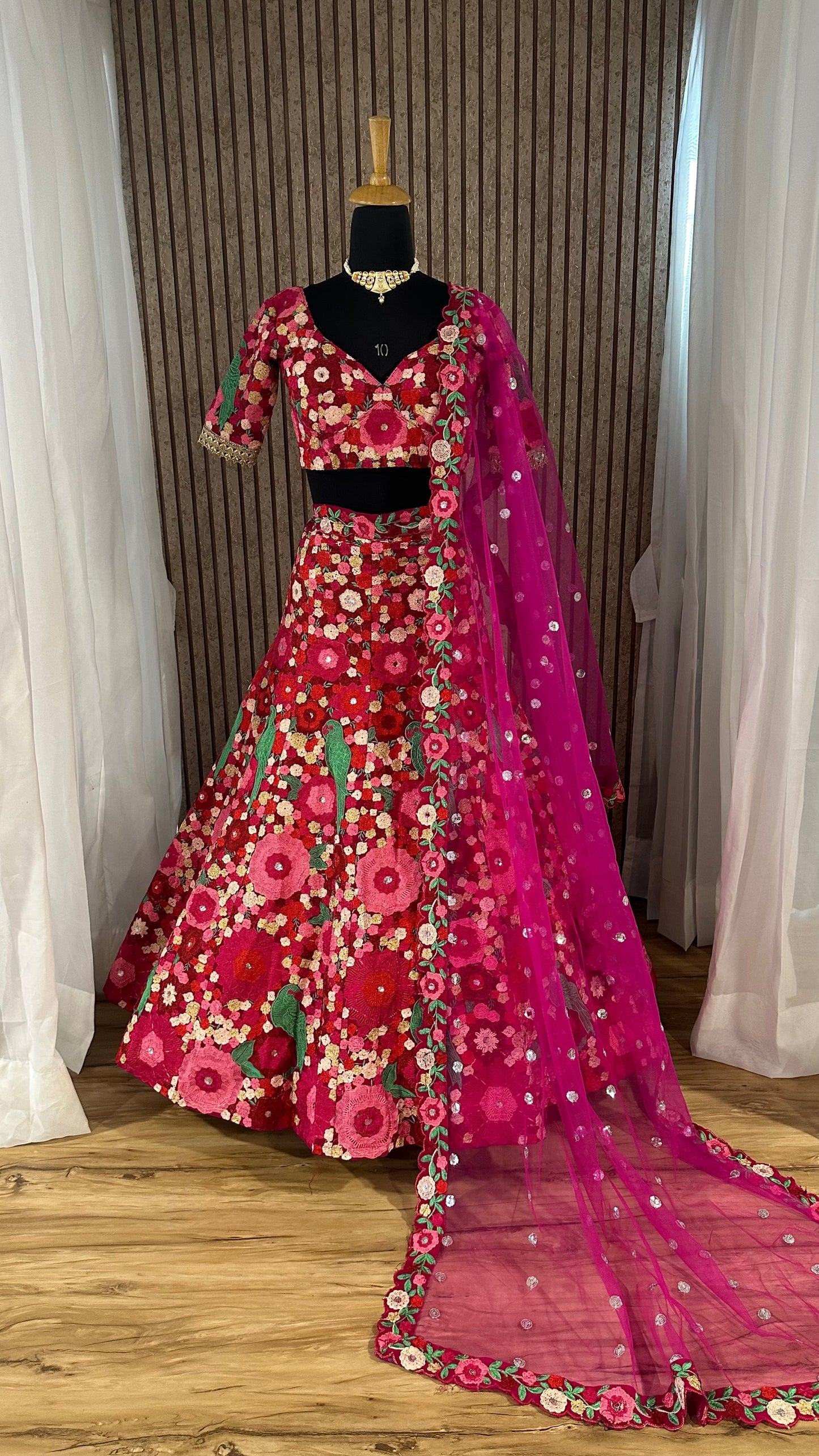 Tapeta Velvet Chainstich Lehengha Choli