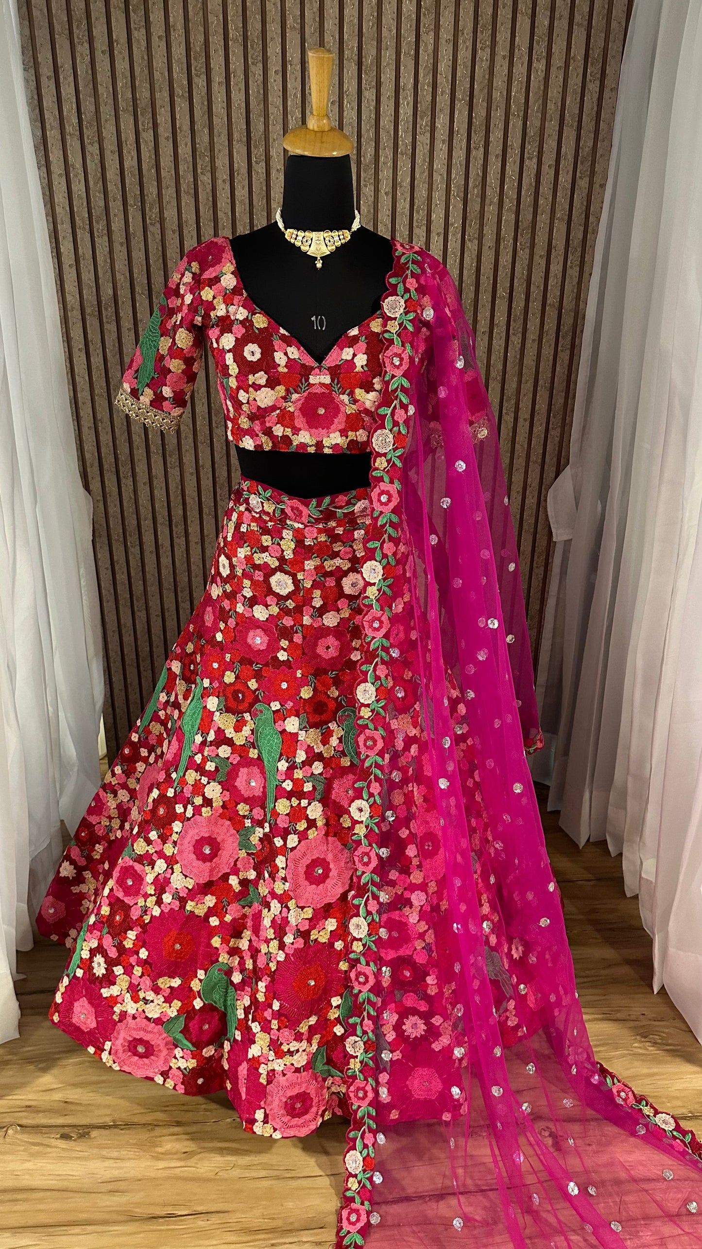 Tapeta Velvet Chainstich Lehengha Choli
