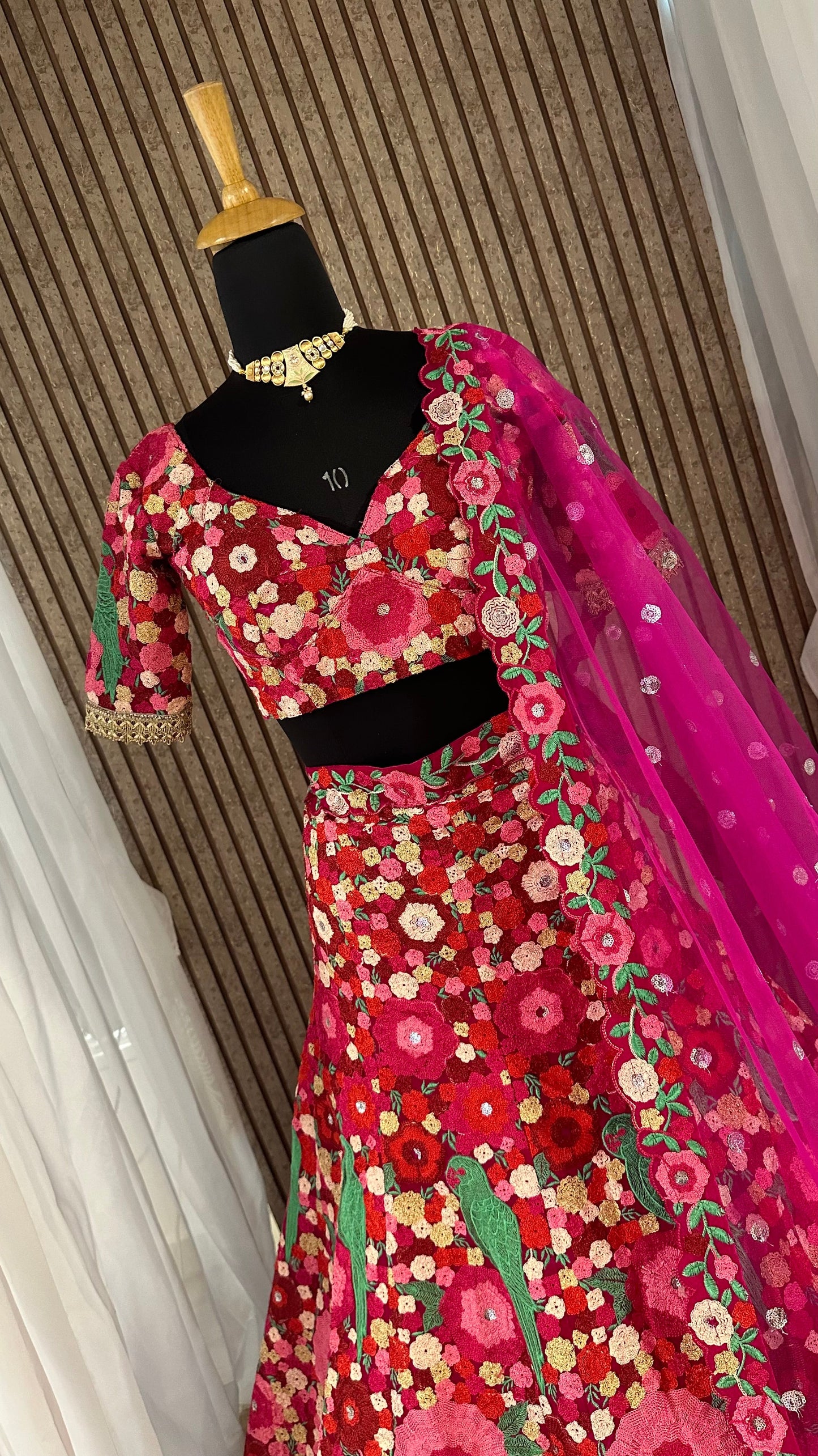 Tapeta Velvet Chainstich Lehengha Choli