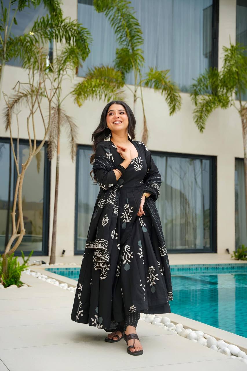 Siya’s Noir Bloom Black Maslin Digital Print Palazzo Set
