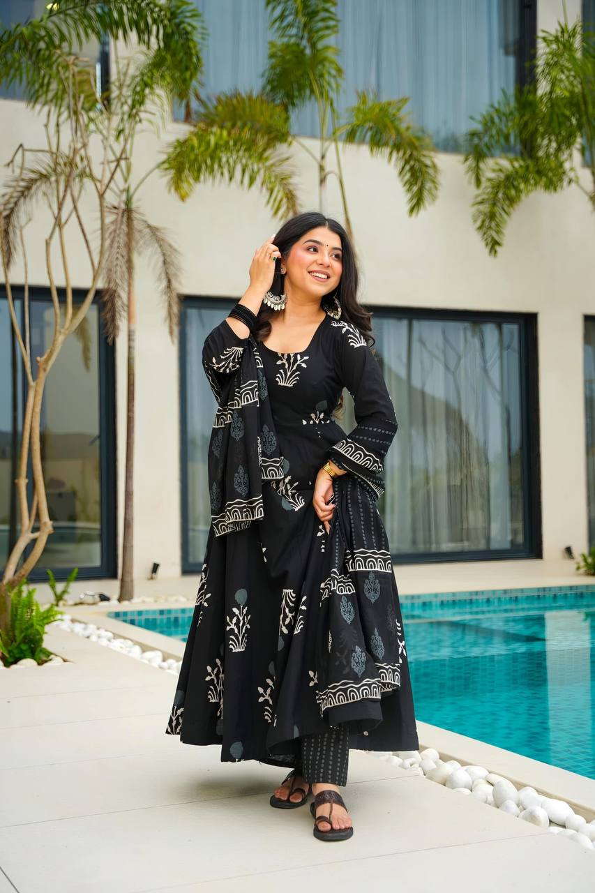 Siya’s Noir Bloom Black Maslin Digital Print Palazzo Set