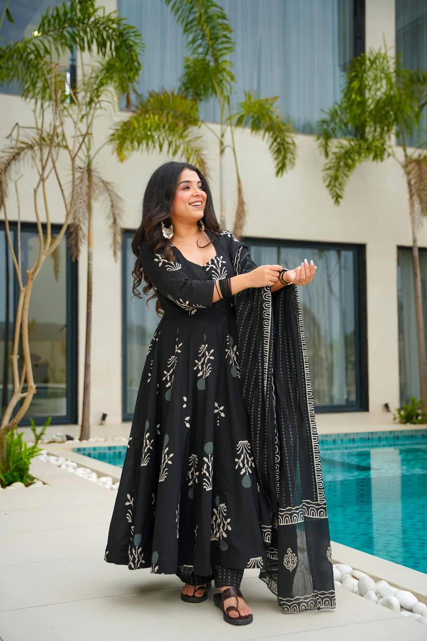 Siya’s Noir Bloom Black Maslin Digital Print Palazzo Set