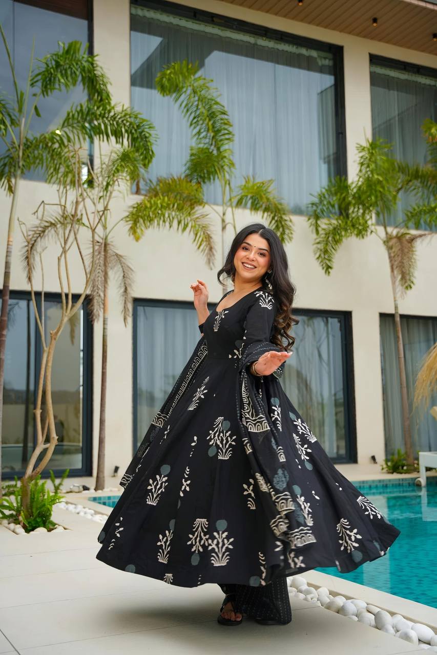 Siya’s Noir Bloom Black Maslin Digital Print Palazzo Set