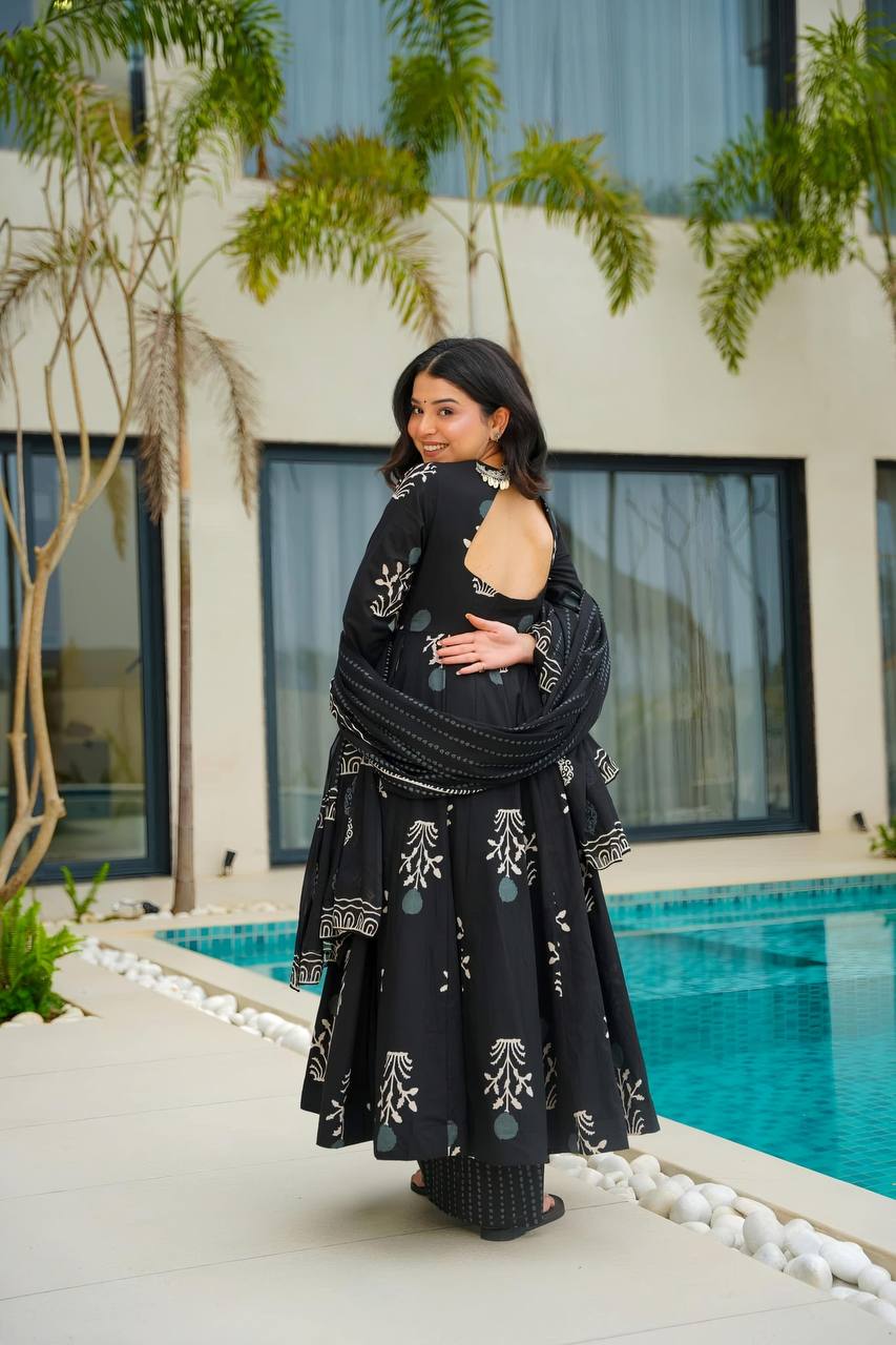 Siya’s Noir Bloom Black Maslin Digital Print Palazzo Set